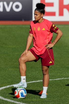 07.04.2026, xgrfx, Fussball DFB-Medientermine, Deutsche Frauennationalmannschaft - Training v.l. Shekiera Martinez (Deutsche Frauennationalmannschaft) (DFL DFB REGULATIONS PROHIBIT ANY USE OF PHOTOGRAPHS as IMAGE SEQUENCES and or QUASI-VIDEO) Herzogenaurach