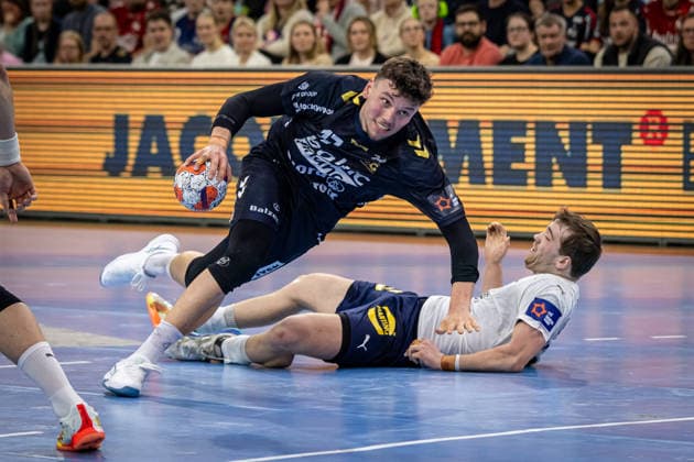 FLENSBURG, GERMANY - APRIL 7: Marko Grgic (SG Flensburg-Handewitt, 17) against Morten Kaalund Dahlgaard (SAH - Aarhus, 28) during the EHF European League Play-Offs Return Leg between SG Flensburg-Handewitt vs SAH - Aarhus at GP JOULE Arena on April 7, 2026 in Flensburg, Germany. Schleswig-Holstein Germany Copyright: xMarioxM.xKobergx