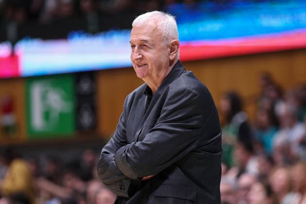 April 7, 2026, Badalona, Barcelona, Spain: Dragan Sakota, head coach of AEK BC gestures during the Basketball Champions League, basketball match played between Asisa Joventut and AEK BC at Olimpic Arena on April 07, 2026 in Badalona, Spain. Badalona Spain - ZUMAa181 20260407_zaa_a181_189 Copyright: xIrinaxR.xHipolitox