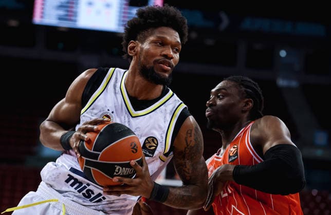Hapoel Tel Aviv v Fenerbahce - EuroLeague SOFIA, BULGARIA - APRIL 07: Chris Silva (L) of Fenerbahce in action against Tai Odiase (R) of Hapoel Tel Aviv during the EuroLeague regular season round 36 basketball between teams of Hapoel IBI Tel Aviv and Fenerbahce Beko Istanbul at the 8888 Arena in Sofia, Bulgaria on April 07, 2026. Borislav Troshev Anadolu Sofia Bulgaria. Editorial use only. Please get in touch for any other usage.  Copyright: x2026xAnadoluxBorislavxTroshevx