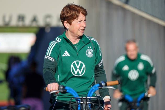 Herzogenaurach, Deutschland 07. April 2026: Medienoffenes Training der deutschen Fußballnationalmannschaft der Frauen zur Vorbereitung auf die WM-Qualifikation Im Bild: Co-Trainerin Maren Meinert (Deutschland) Copyright: HMBxMedia MadeleinexFantini