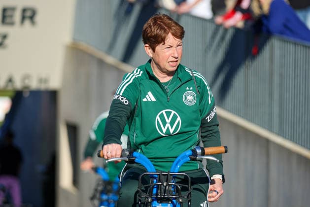 Herzogenaurach, Deutschland 07. April 2026: Medienoffenes Training der deutschen Fußballnationalmannschaft der Frauen zur Vorbereitung auf die WM-Qualifikation Im Bild: Co-Trainerin Maren Meinert (Deutschland) Copyright: HMBxMedia MadeleinexFantini