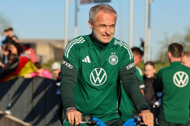 Herzogenaurach, Deutschland 07. April 2026: Medienoffenes Training der deutschen Fußballnationalmannschaft der Frauen zur Vorbereitung auf die WM-Qualifikation Im Bild: Bundestrainer Christian Wück Wueck (Deutschland) Copyright: HMBxMedia MadeleinexFantini