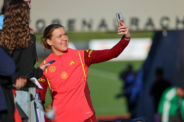 Herzogenaurach, Deutschland 07. April 2026: Medienoffenes Training der deutschen Fußballnationalmannschaft der Frauen zur Vorbereitung auf die WM-Qualifikation Im Bild: Larissa Mühlhaus Muehlhaus (Deutschland) macht ein Foto mit den Fans Copyright: HMBxMedia MadeleinexFantini