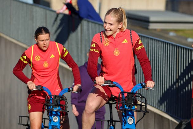 Herzogenaurach, Deutschland 07. April 2026: Medienoffenes Training der deutschen Fußballnationalmannschaft der Frauen zur Vorbereitung auf die WM-Qualifikation Im Bild: Camilla Küver Kuever (Deutschland), im Hintergrund Larissa Mühlhaus Muehlhaus (Deutschland) Copyright: HMBxMedia MadeleinexFantini