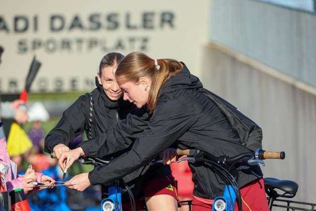 Herzogenaurach, Deutschland 07. April 2026: Medienoffenes Training der deutschen Fußballnationalmannschaft der Frauen zur Vorbereitung auf die WM-Qualifikation Im Bild: v.li. Elisa Senß Senss (Deutschland) und Sjoeke Nüsken Nuesken (Deutschland) geben Autogramme Copyright: HMBxMedia MadeleinexFantini