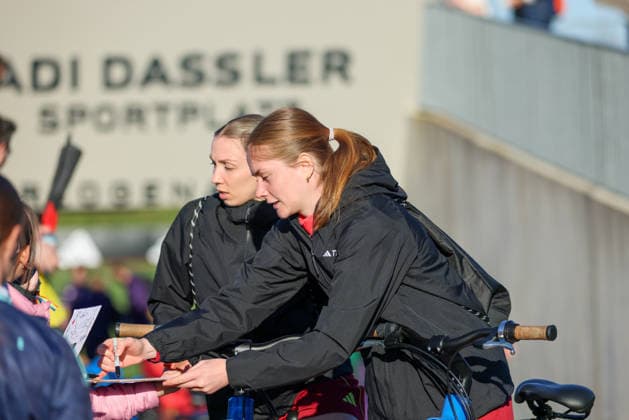 Herzogenaurach, Deutschland 07. April 2026: Medienoffenes Training der deutschen Fußballnationalmannschaft der Frauen zur Vorbereitung auf die WM-Qualifikation Im Bild: v.li. Elisa Senß Senss (Deutschland) und Sjoeke Nüsken Nuesken (Deutschland) geben Autogramme Copyright: HMBxMedia MadeleinexFantini
