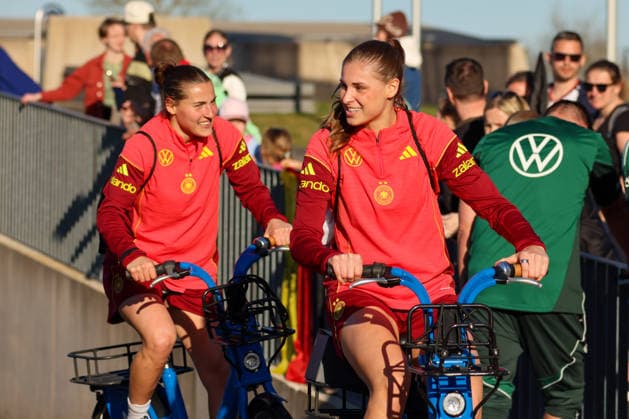 Herzogenaurach, Deutschland 07. April 2026: Medienoffenes Training der deutschen Fußballnationalmannschaft der Frauen zur Vorbereitung auf die WM-Qualifikation Im Bild: v.li. Carlotta Wamser (Deutschland) und Jule Brand (Deutschland) Copyright: HMBxMedia MadeleinexFantini