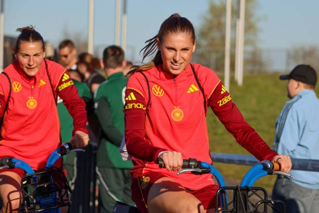 Herzogenaurach, Deutschland 07. April 2026: Medienoffenes Training der deutschen Fußballnationalmannschaft der Frauen zur Vorbereitung auf die WM-Qualifikation Im Bild: Jule Brand (Deutschland), im Hintergrund Carlotta Wamser (Deutschland) Copyright: HMBxMedia MadeleinexFantini