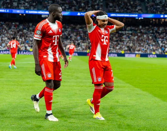 07.04.2026, Fussball UEFA Championsleague 2025 2026: Viertelfinale, Real Madrid - FC Bayern München, im Estadio Bernabeu in Madrid (Spanien), v.li: Dayot Upamecano (FC Bayern München), Serge Gnabry (FC Bayern München)