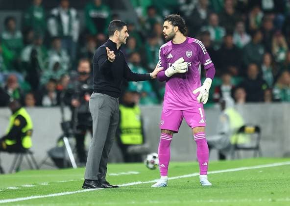 David Raya of Arsenal instructed by Mikel Arteta manager of Arsenal Sporting v Arsenal, UEFA Champions League, Quarter Final, First Leg, Football, Estadio Jose Alvalade, Lisbon, Portugal - 07 Apr 2026Lisbon Estádio José Alvalade Portugal EDITORIAL USE ONLY No use with unauthorised audio, video, data, fixture lists, club league logos or live services. Online in-match use limited to 120 images, no video emulation. No use in betting, games or single club league player publications.  Copyright: xMichaelxZemanek Shutterstockx 16811860h
