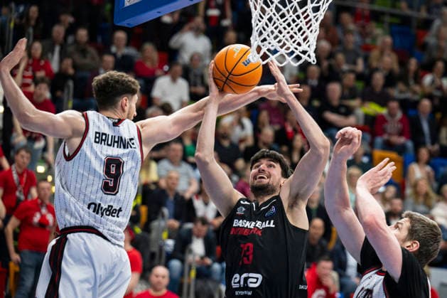 Quarter-final of men s basketball Champions League, 2nd game: Nymburk vs Rytas Vilnius in Prague, Czech Republic, April 7, 2026. From left David Bohm of Nymburk, Kay Bruhnke of Vilnius. (CTKxPhoto MichalxKamaryt) CTKPhotoP2026040707525  CTKPhotoP2026040707525