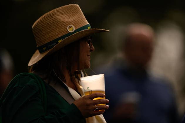 260407 Patron with a beer during a practice round prior to the 2026 Masters Golf Tournament on April 7, 2026 in Augusta. Photo: Petter Arvidson BILDBYRAN kod PA PA1191 golf masters bbeng the masters augusta genre öl Copyright: PETTERxARVIDSON BB260407PA106