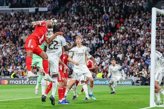 Jonathan Tah 4 (FC Bayern Muenchen) mit einem Kopfball, gegen Antonio Ruediger 22 (Real Madrid) und Dean Huijsen 24 (Real Madrid), Real Madrid vs. FC Bayern Muenchen, Fussball, Maenner, UEFA Champions League, Saison 2025 2026, Viertelfinal-Hinspiel (Quarter Finals 1st Leg), 07.04.2026 Madrid Madrid Spanien