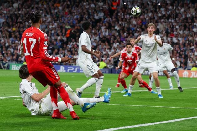 Dean Huijsen 24 (Real Madrid) koepft eine Flanke von Michael Olise 17 (FC Bayern Muenchen) weg, Real Madrid vs. FC Bayern Muenchen, Fussball, Maenner, UEFA Champions League, Saison 2025 2026, Viertelfinal-Hinspiel (Quarter Finals 1st Leg), 07.04.2026 Madrid Madrid Spanien