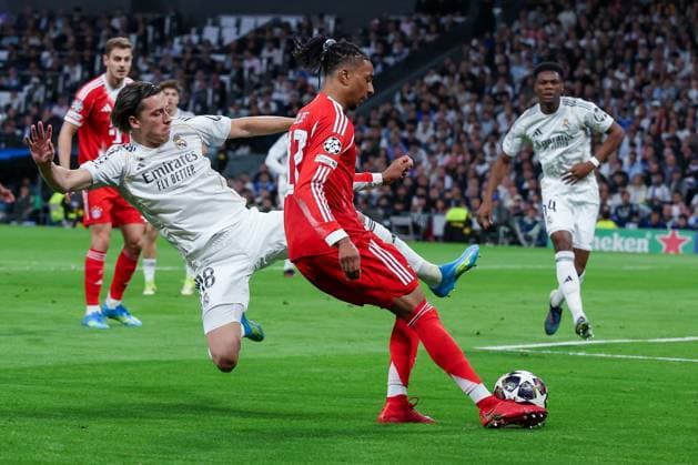 Michael Olise 17 (FC Bayern Muenchen) in Aktion gegen Alvaro Fernandez Carreras 18 (Real Madrid), Real Madrid vs. FC Bayern Muenchen, Fussball, Maenner, UEFA Champions League, Saison 2025 2026, Viertelfinal-Hinspiel (Quarter Finals 1st Leg), 07.04.2026 Madrid Madrid Spanien