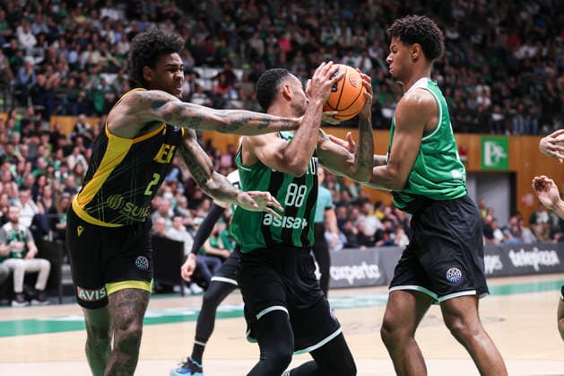 April 7, 2026, Badalona, Barcelona, Spain: Greg Brown III of AEK BC and Adam Hanga and Miguel Allen of Asisa Joventut in action during the Basketball Champions League, basketball match played between Asisa Joventut and AEK BC at Olimpic Arena on April 07, 2026 in Badalona, Spain. Badalona Spain - ZUMAa181 20260407_zaa_a181_247 Copyright: xIrinaxR.xHipolitox