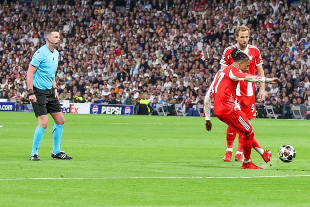 Michael Olise 17 (FC Bayern Muenchen) mit einem Freistoss, Aktion, mit Referee Schiedsrichter Michael Oliver (ENG) und Harry Kane 9 (FC Bayern Muenchen), Real Madrid vs. FC Bayern Muenchen, Fussball, Maenner, UEFA Champions League, Saison 2025 2026, Viertelfinal-Hinspiel (Quarter Finals 1st Leg), 07.04.2026 Madrid Madrid Spanien