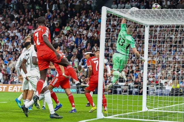 Andriy Lunin 13 (Real Madrid) lenkt einen Ball uebers Tor, Real Madrid vs. FC Bayern Muenchen, Fussball, Maenner, UEFA Champions League, Saison 2025 2026, Viertelfinal-Hinspiel (Quarter Finals 1st Leg), 07.04.2026 Madrid Madrid Spanien