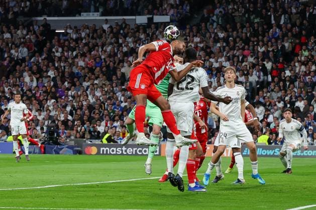 Jonathan Tah 4 (FC Bayern Muenchen) mit einem Kopfball , Aktion, gegen Antonio Ruediger 22 (Real Madrid), Real Madrid vs. FC Bayern Muenchen, Fussball, Maenner, UEFA Champions League, Saison 2025 2026, Viertelfinal-Hinspiel (Quarter Finals 1st Leg), 07.04.2026 Madrid Madrid Spanien