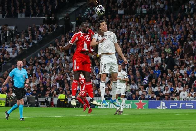Dayot Upamecano 2 (FC Bayern Muenchen) und Alvaro Fernandez Carreras 18 (Real Madrid) in Aktion, Kopfballduell, Real Madrid vs. FC Bayern Muenchen, Fussball, Maenner, UEFA Champions League, Saison 2025 2026, Viertelfinal-Hinspiel (Quarter Finals 1st Leg), 07.04.2026 Madrid Madrid Spanien