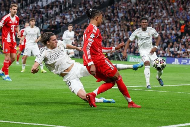Michael Olise 17 (FC Bayern Muenchen) in Aktion gegen Alvaro Fernandez Carreras 18 (Real Madrid), Real Madrid vs. FC Bayern Muenchen, Fussball, Maenner, UEFA Champions League, Saison 2025 2026, Viertelfinal-Hinspiel (Quarter Finals 1st Leg), 07.04.2026 Madrid Madrid Spanien
