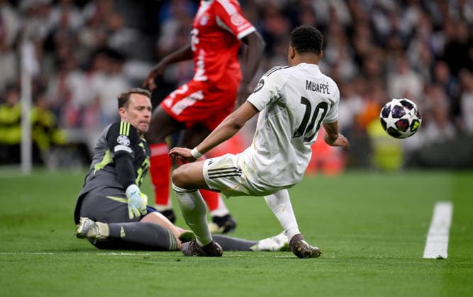 FUSSBALL CHAMPIONS LEAGUE SAISON 2025 2026 Viertelfinal Hinspiel 07.04.2026 Real Madrid - FC Bayern Muenchen Torwart Manuel Neuer (li, FC Bayern Muenchen) gegen Kylian Mbappe (re, Real Madrid)