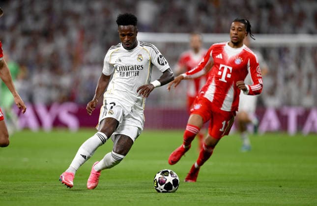 FUSSBALL CHAMPIONS LEAGUE SAISON 2025 2026 Viertelfinal Hinspiel 07.04.2026 Real Madrid - FC Bayern Muenchen Vinicius Junior (li, Real Madrid) gegen Michael Olise (re, FC Bayern Muenchen)