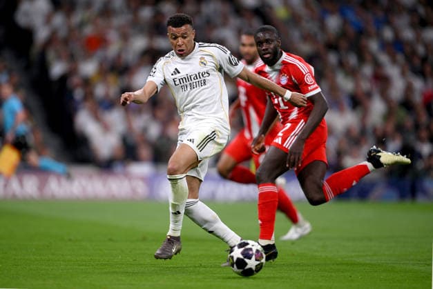 FUSSBALL CHAMPIONS LEAGUE SAISON 2025 2026 Viertelfinal Hinspiel 07.04.2026 Real Madrid - FC Bayern Muenchen Kylian Mbappe (li, Real Madrid) gegen Dayot Upamecano (re, FC Bayern Muenchen)