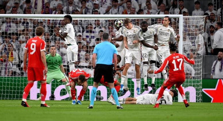 FUSSBALL CHAMPIONS LEAGUE SAISON 2025 2026 Viertelfinal Hinspiel 07.04.2026 Real Madrid - FC Bayern Muenchen Freistoss Michael Olise (FC Bayern Muenchen)