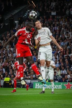 Dayot Upamecano 2 (FC Bayern Muenchen) und Alvaro Fernandez Carreras 18 (Real Madrid) in AKtion, Real Madrid vs. FC Bayern Muenchen, Fussball, Maenner, UEFA Champions League, Saison 2025 2026, Viertelfinal-Hinspiel (Quarter Finals 1st Leg), 07.04.2026 Madrid Madrid Spanien