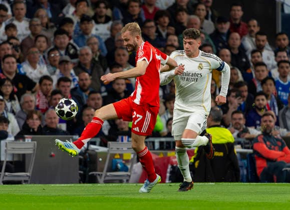 07.04.2026, Fussball UEFA Championsleague 2025 2026: Viertelfinale, Real Madrid - FC Bayern München, im Estadio Bernabeu in Madrid (Spanien), v.lI. Konrad Laimer (FC Bayern München) gegen Federico Valverde (Real Madrid)