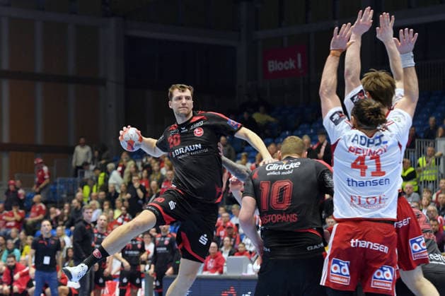 Dainis Kristopans (MT Melsungen 10) beim Wurf; Evgeni Pevnov (Fredericia HK 41), Dainis Kristopans (MT Melsungen 10) (M) , GER, MT Melsungen - Fredericia HK (DEN), Handball, EHF European League Maenner, Play-Offs, Saison 2025 2026, 07.04.2026, GER, MT Melsungen - Fredericia HK, Handball, EHF Maenner, Play-Off, Saison 2025 2026, 07.04.2026 Kassel Copyright: xEibner-Pressefotox xRolandxSippex EP_RSL