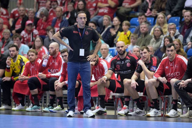 Roberto Garcia Parrondo (Trainer MT Melsungen) (vor der Bank), Adrian Sipos (MT Melsungen 8) (M), Isaias Guadiola Villaplana (MT Melsungen 40) (R) , GER, MT Melsungen - Fredericia HK (DEN), Handball, EHF European League Maenner, Play-Offs, Saison 2025 2026, 07.04.2026, GER, MT Melsungen - Fredericia HK, Handball, EHF Maenner, Play-Off, Saison 2025 2026, 07.04.2026 Kassel Copyright: xEibner-Pressefotox xRolandxSippex EP_RSL