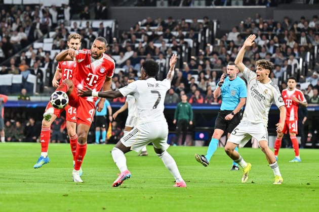 MADRID, SPAIN - 07. APRIL: Tackle beteween Jonathan TAH (FC Bayern Munich 4) and Vinicius JUNIOR (Real Madrid 7) during the UEFA Champions League match between Real Madrid vs. FC Bayern Munich on Quarterfinal first leg at Estadio Santiago Bernabeu Copyright: xBEAUTIFULxSPORTS Goldbergx