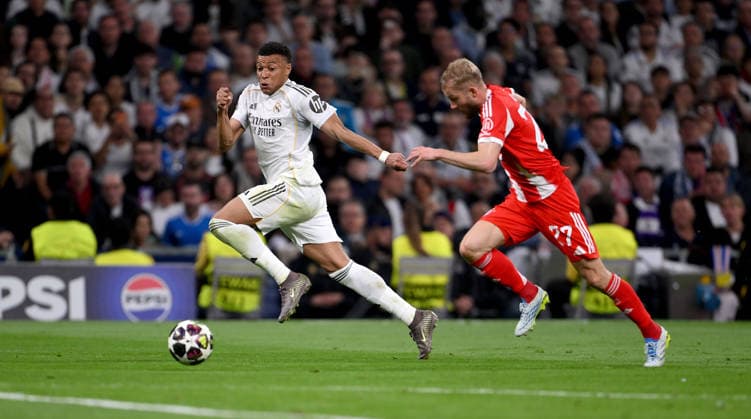 FUSSBALL CHAMPIONS LEAGUE SAISON 2025 2026 Viertelfinal Hinspiel 07.04.2026 Real Madrid - FC Bayern Muenchen Kylian Mbappe (li, Real Madrid) gegen Konrad Laimer (re, FC Bayern Muenchen)