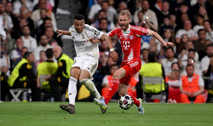 FUSSBALL CHAMPIONS LEAGUE SAISON 2025 2026 Viertelfinal Hinspiel 07.04.2026 Real Madrid - FC Bayern Muenchen Kylian Mbappe (li, Real Madrid) gegen Konrad Laimer (re, FC Bayern Muenchen)