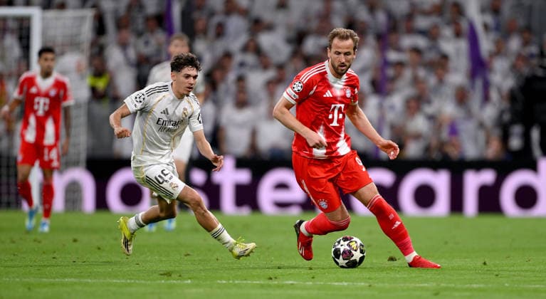 FUSSBALL CHAMPIONS LEAGUE SAISON 2025 2026 Viertelfinal Hinspiel 07.04.2026 Real Madrid - FC Bayern Muenchen Thiago Pitarch (li, Real Madrid) gegen Harry Kane (re, FC Bayern Muenchen)