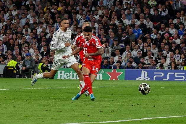 Luis Diaz 14 (FC Bayern Muenchen) erzielt das 0:1, Tor, Trent Alexander-Arnold 12 (Real Madrid) kommt zu spaet, Real Madrid vs. FC Bayern Muenchen, Fussball, Maenner, UEFA Champions League, Saison 2025 2026, Viertelfinal-Hinspiel (Quarter Finals 1st Leg), 07.04.2026 Madrid Madrid Spanien