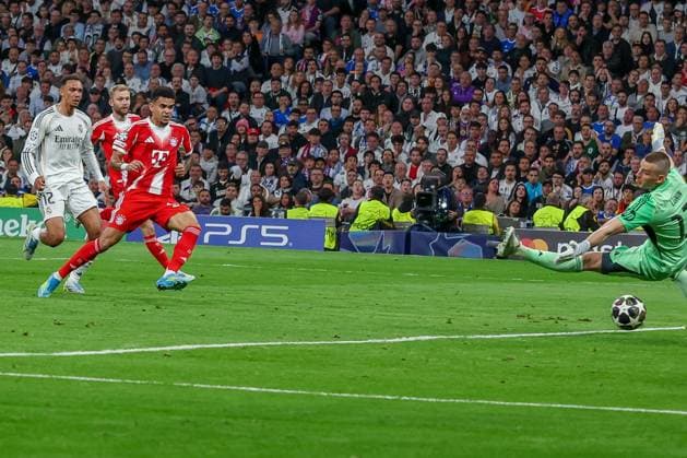 Luis Diaz 14 (FC Bayern Muenchen) erzielt das 0:1, Andriy Lunin 13 (Real Madrid) ohne Chance, Real Madrid vs. FC Bayern Muenchen, Fussball, Maenner, UEFA Champions League, Saison 2025 2026, Viertelfinal-Hinspiel (Quarter Finals 1st Leg), 07.04.2026 Madrid Madrid Spanien
