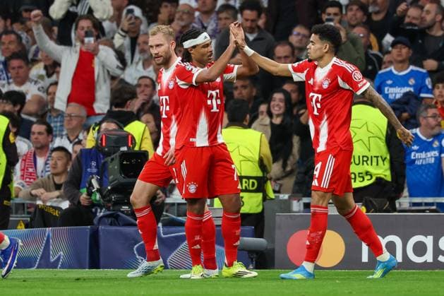 Luis Diaz 14 (FC Bayern Muenchen), rechts, jublt mit Serge Gnabry 7 (FC Bayern Muenchen) und Konrad Laimer 27 (FC Bayern Muenchen) anch dem 0:1, Real Madrid vs. FC Bayern Muenchen, Fussball, Maenner, UEFA Champions League, Saison 2025 2026, Viertelfinal-Hinspiel (Quarter Finals 1st Leg), 07.04.2026 Madrid Madrid Spanien