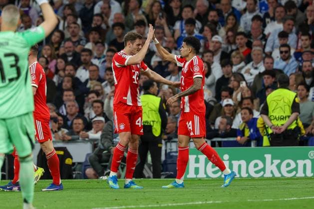 Alexandar Pavlovic 45 (FC Bayern Muenchen) jubelt mit Torschuetzen Luis Diaz 14 (FC Bayern Muenchen) nach dem 0:1, Real Madrid vs. FC Bayern Muenchen, Fussball, Maenner, UEFA Champions League, Saison 2025 2026, Viertelfinal-Hinspiel (Quarter Finals 1st Leg), 07.04.2026 Madrid Madrid Spanien