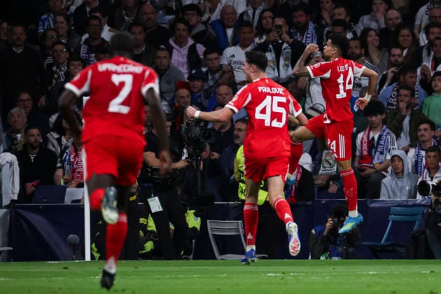 UEFA Champions League 2025 2026 quarter-final, Real Madrid FC Bayern Munich, at Estadio Bernabeu in Madrid Spain April 07, 2026, Madrid, Madrid, Spain: Luis Diaz of Bayern Munich celebrates his goal wit his teammates during the UEFA Champions League 2025 2026 quarter-final, Real Madrid FC Bayern Munich, at Estadio Bernabeu in Madrid Spain Madrid Madrid Spain Copyright: xAlejandroxMatiasx