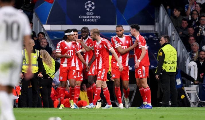 FUSSBALL CHAMPIONS LEAGUE SAISON 2025 2026 Viertelfinal Hinspiel 07.04.2026 Real Madrid - FC Bayern Muenchen Jubel FC Bayern Muenchen nach dem Tor zum 0 - 1, v. li., Serge Gnabry, Torschuetze Luis Diaz, Dayot Upamecano , Konrad Laimer, Jonathan Tah, Aleksandar Pavlovic