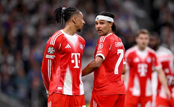 FUSSBALL CHAMPIONS LEAGUE SAISON 2025 2026 Viertelfinal Hinspiel 07.04.2026 Real Madrid - FC Bayern Muenchen Michael Olise (li, FC Bayern Muenchen) mit Serge Gnabry (re, FC Bayern Muenchen)