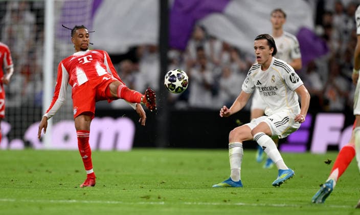 FUSSBALL CHAMPIONS LEAGUE SAISON 2025 2026 Viertelfinal Hinspiel 07.04.2026 Real Madrid - FC Bayern Muenchen Michael Olise (li, FC Bayern Muenchen) gegen Alvaro Carreras (re, Real Madrid)