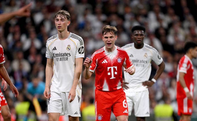 FUSSBALL CHAMPIONS LEAGUE SAISON 2025 2026 Viertelfinal Hinspiel 07.04.2026 Real Madrid - FC Bayern Muenchen Dean Huijsen (li, Real Madrid) mit Joshua Kimmich (re, FC Bayern Muenchen)