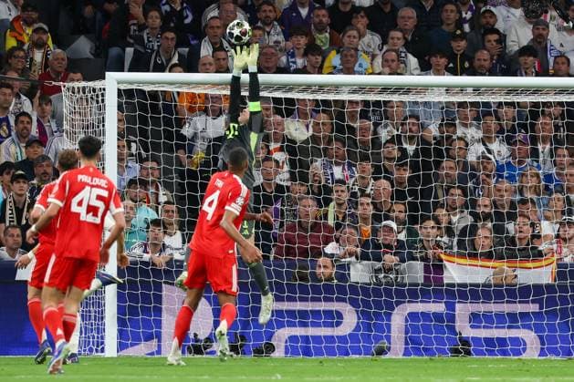 Manuel Neuer 1 (FC Bayern Muenchen) haelt einen Ball, Real Madrid vs. FC Bayern Muenchen, Fussball, Maenner, UEFA Champions League, Saison 2025 2026, Viertelfinal-Hinspiel (Quarter Finals 1st Leg), 07.04.2026 Madrid Madrid Spanien