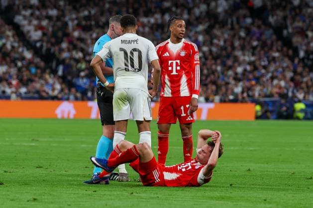 Joshua Kimmich 6 (FC Bayern Muenchen) am Boden nach einem Foul, mit Kylian Mbappe 10 (Real Madrid) und Michael Olise 17 (FC Bayern Muenchen), Real Madrid vs. FC Bayern Muenchen, Fussball, Maenner, UEFA Champions League, Saison 2025 2026, Viertelfinal-Hinspiel (Quarter Finals 1st Leg), 07.04.2026 Madrid Madrid Spanien