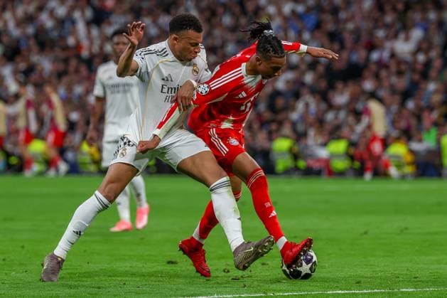 Kylian Mbappe 10 (Real Madrid) in Aktion mit Michael Olise 17 (FC Bayern Muenchen), Real Madrid vs. FC Bayern Muenchen, Fussball, Maenner, UEFA Champions League, Saison 2025 2026, Viertelfinal-Hinspiel (Quarter Finals 1st Leg), 07.04.2026 Madrid Madrid Spanien